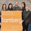 Das Team der Wirtschaftsförderung um Wirtschaftsreferent Dr. Stefan Goller (links) und Leiterin Ruth Vollmar (rechts) freut sich auf die Mitwirkenden und ihre Projekte, die im Rahmen von Mitte.Bamberg.2025 umgesetzt werden können - Fotonachweis: Jürgen Schraudner, Stadtarchiv