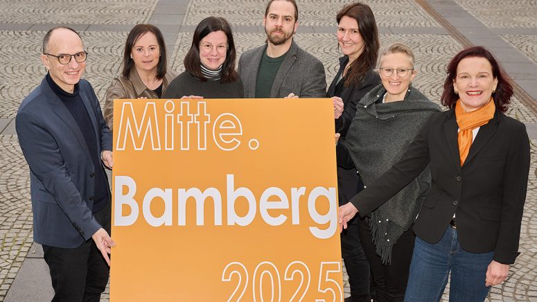 Das Team der Wirtschaftsförderung um Wirtschaftsreferent Dr. Stefan Goller (links) und Leiterin Ruth Vollmar (rechts) freut sich auf die Mitwirkenden und ihre Projekte, die im Rahmen von Mitte.Bamberg.2025 umgesetzt werden können - Fotonachweis: Jürgen Schraudner, Stadtarchiv